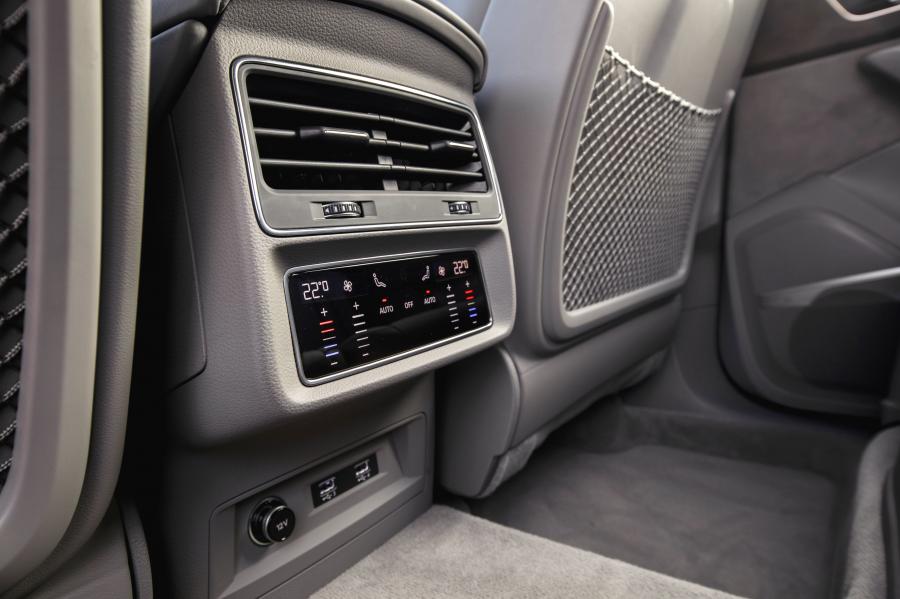 Детали интерьера Audi Q7 50 TDI Quattro (4M) 2019 года  (WW) (фото 10 из 40)